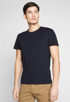 Pier One 2 Pack - Basic T-Shirt - White/Dark Blue 8 Pier One 2 Pack - Basic T-Shirt - White/Dark Blue -Clothing Sale Store 29e824f9825c4b58be6620e83ee4ac6b