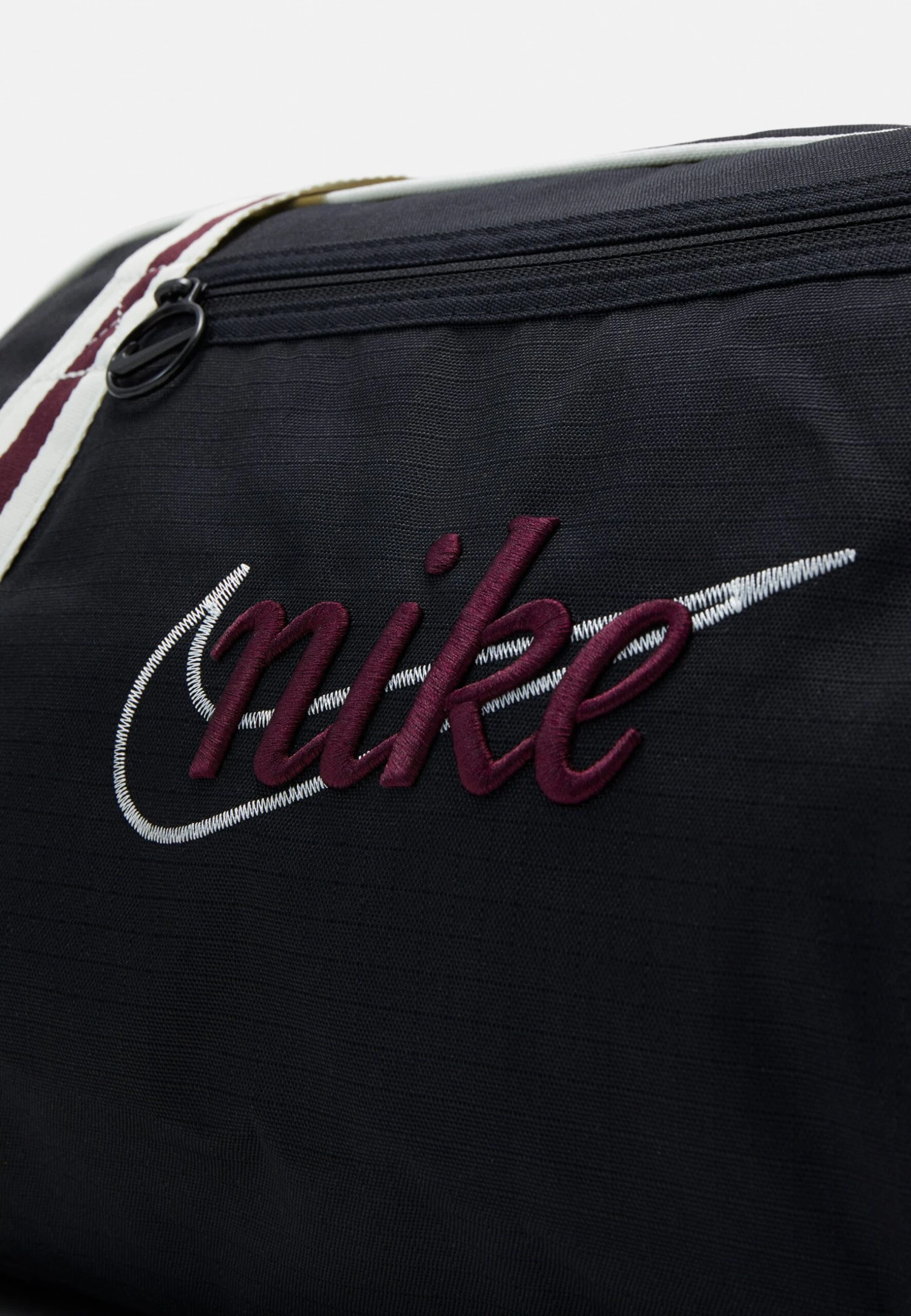 Nike Performance Gym Club Retro - Sports Bag - Black/Sail/Night Maroon 4 Nike Performance Gym Club Retro - Sports Bag - Black/Sail/Night Maroon - Image 4