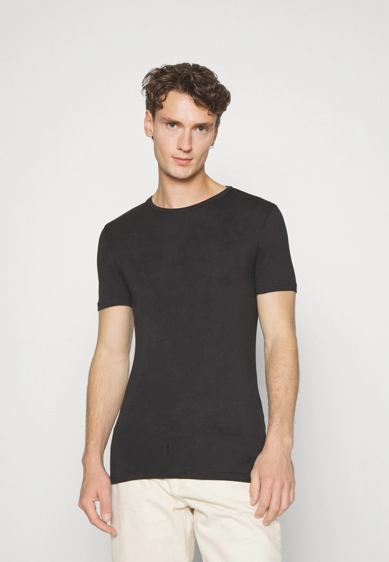 Pier One 3 Pack Muscle Fit- Basic T-Shirt - Black 2 Pier One 3 Pack Muscle Fit- Basic T-Shirt - Black - Image 2