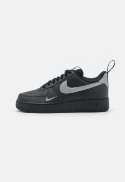 Nike Sportswear Air Force 1 07 Lv8 Ut Tu - Trainers - Black/Metallic Silver