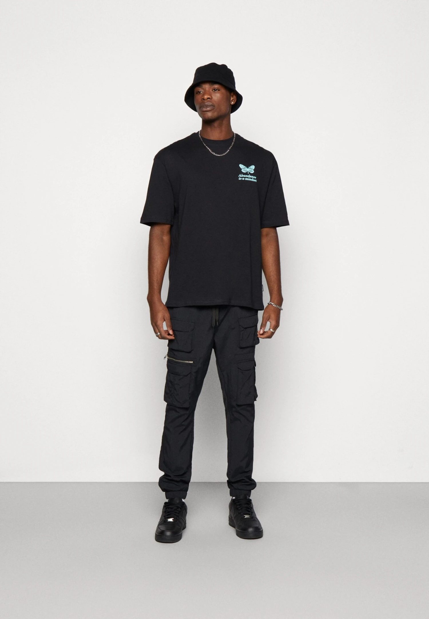 YOURTURN Chest Tee Unisex - Print T-Shirt - 802 - Black 2 YOURTURN Chest Tee Unisex - Print T-Shirt - 802 - Black - Image 2