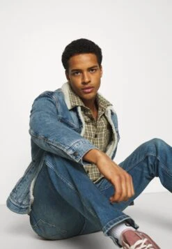 Wrangler Straight Leg Jeans - Blue Fever -Clothing Sale Store 6a28327e7dde4192a75580741ce691df