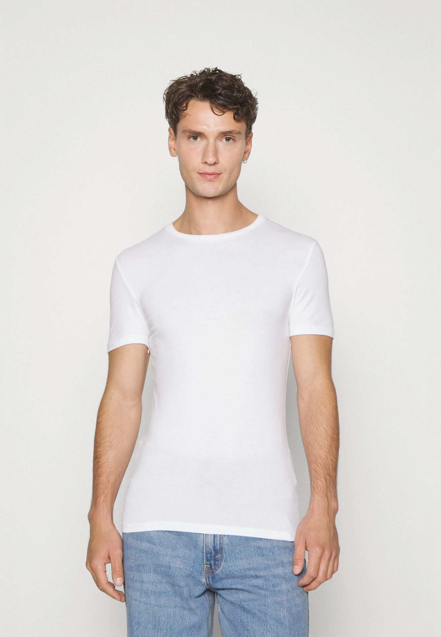 Pier One 3 Pack Muscle Fit- Basic T-Shirt - White 2 Pier One 3 Pack Muscle Fit- Basic T-Shirt - White - Image 2