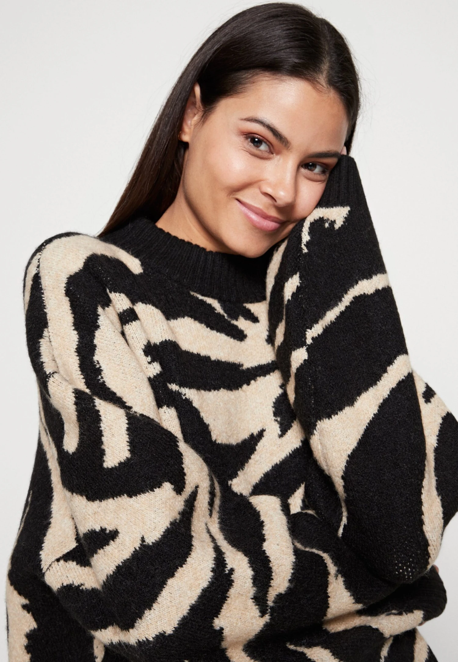 Monki Jumper - Black Dark/Beige 4 Monki Jumper - Black Dark/Beige - Image 4