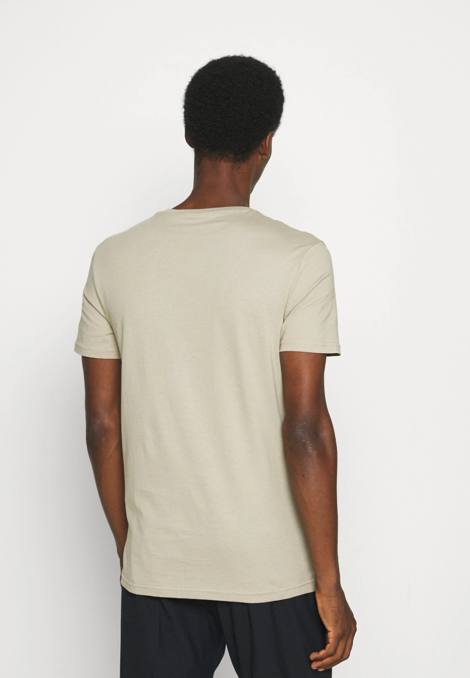 Pier One 5 Pack - Basic T-Shirt - White/Dark Grey/Black 3 Pier One 5 Pack - Basic T-Shirt - White/Dark Grey/Black - Image 3