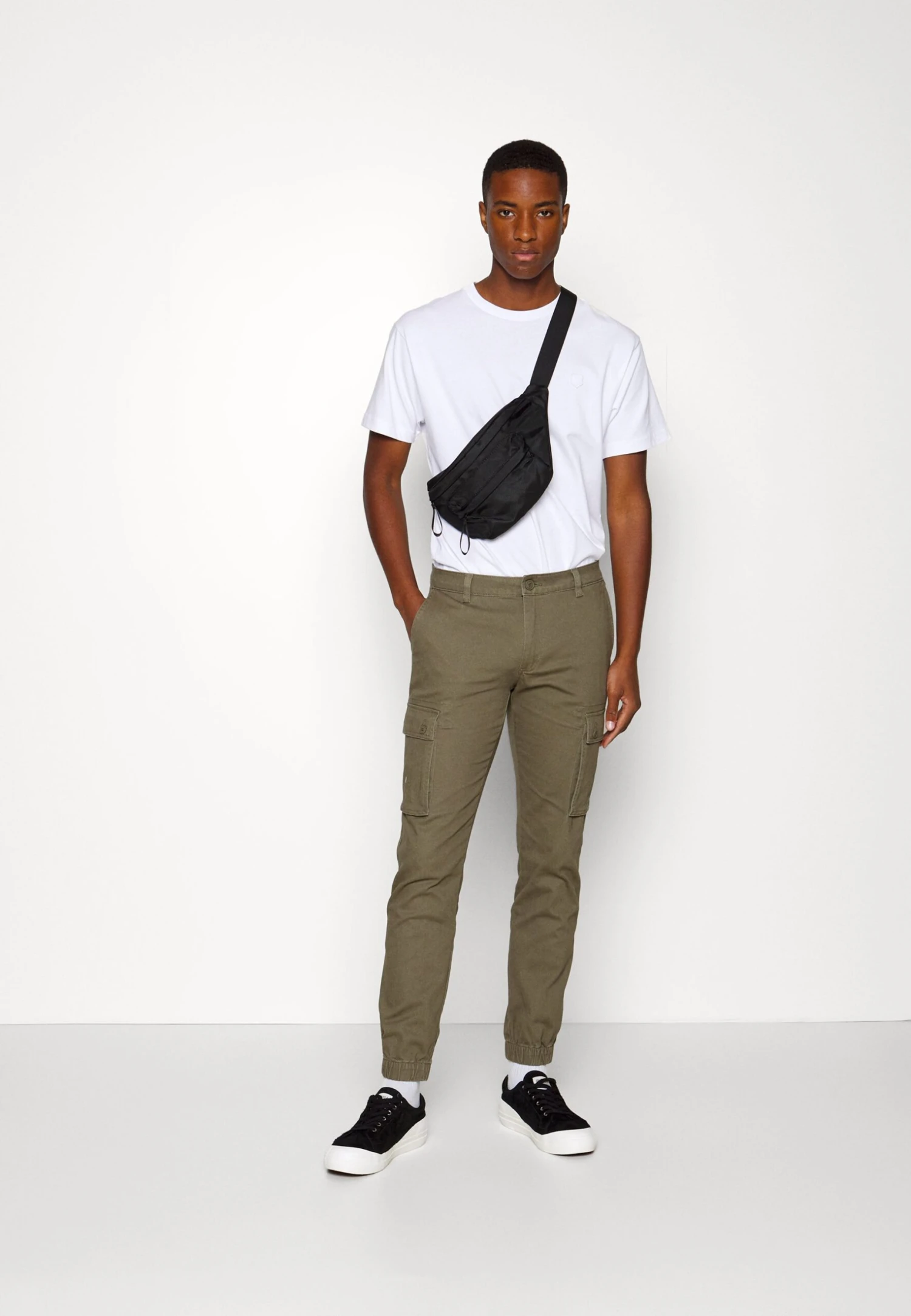 Pier One 2 Pack - Cargo Trousers - Olive/Black 1 Pier One 2 Pack - Cargo Trousers - Olive/Black