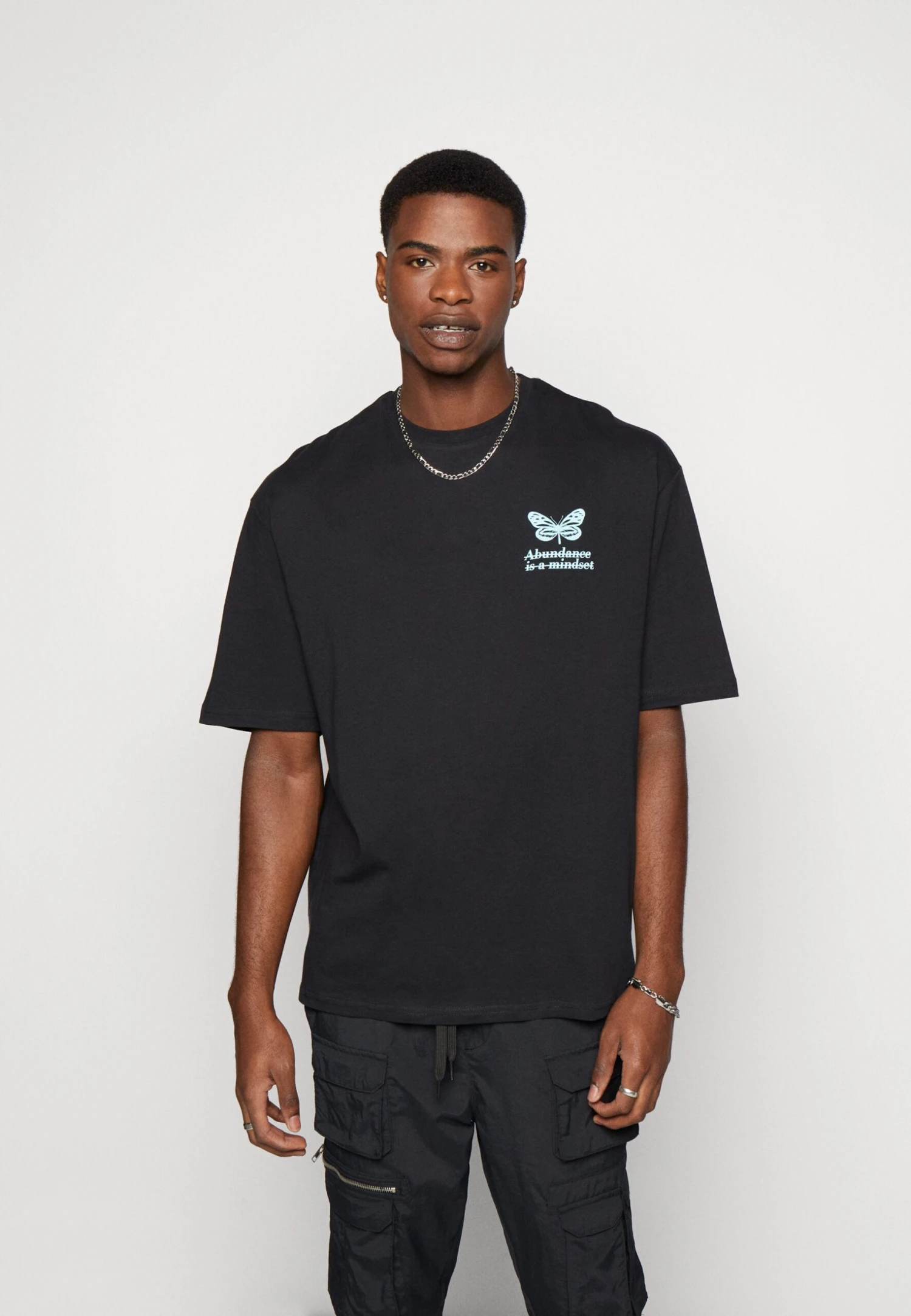 YOURTURN Chest Tee Unisex - Print T-Shirt - 802 - Black 1 YOURTURN Chest Tee Unisex - Print T-Shirt - 802 - Black